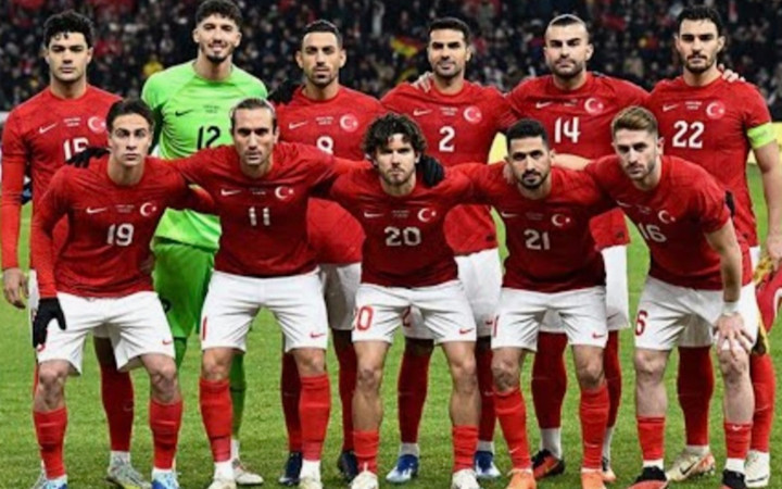 Tüm Türkiye 24 yıl sonra bu gururu yaşadı! Ünlülerden Milli Takım'a tebrik