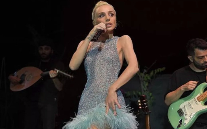 Şarkıcı Gülşen'den sahne şov! Kıyafet tercihi olay