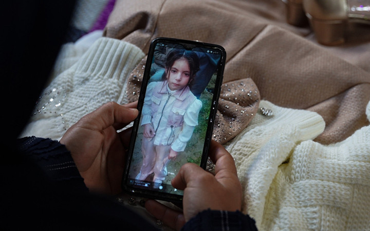 Gazzeli 9 yaşındaki Ritac, gittiği okuldan İsrail saldırısı nedeniyle beyaz kefenle döndü