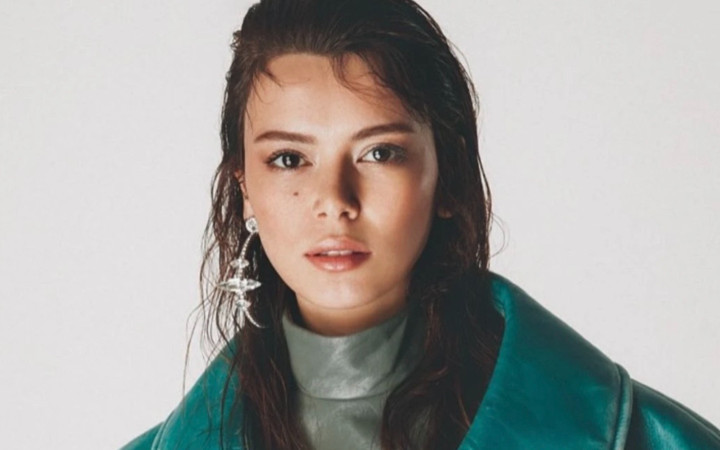 Seray Kaya'dan yeni paylaşım! Sultana filmi ile sınırları zorladı...