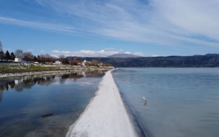 Eğirdir Gölü'nde doğal yürüyüş yolu oluştu! Turistler akın ediyor...