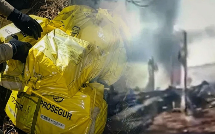 Gökyüzünden dolar yağdı, halk birbirini ezdi! 5 milyon dolarlık uçak kazası ortalığı karıştırdı