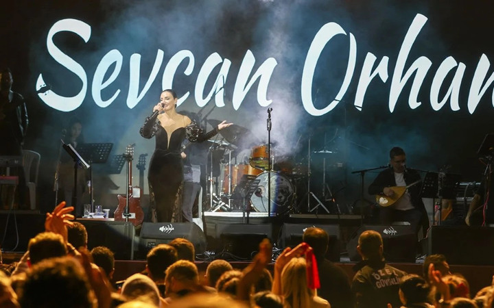 Gözler Sevcan Orhan'a çevrildi! Tutuklama kararı sonrası konserlere devam