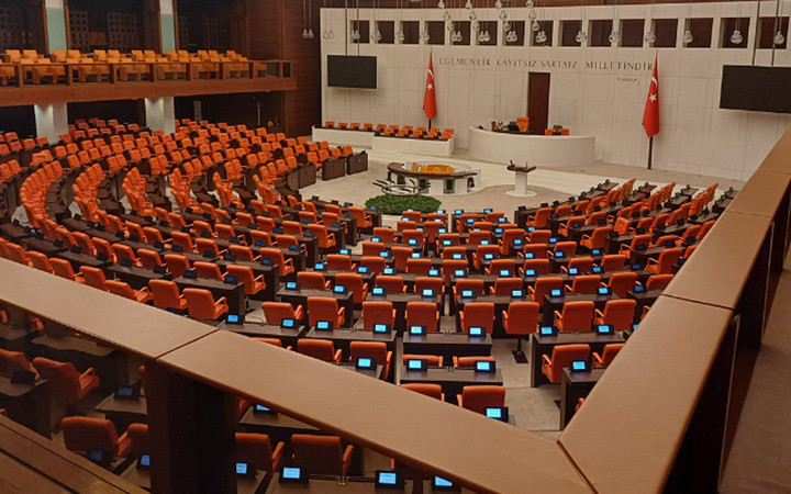 AK Parti'ye geçenlerle Meclis'te durum değişti! Partilerin vekil sayılarına bakın