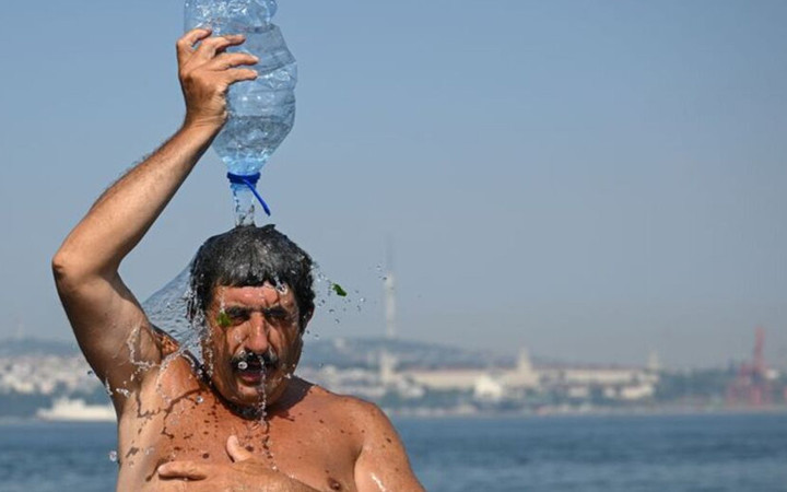 İstanbul'da bugün yılın en sıcak günü! Derece kırka dayandı, sakın o saatte dışarı çıkmayın