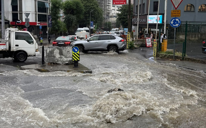 AKOM uyarmıştı! İstanbul'u sağanak vurdu, ilçelerdeki son görüntüler şaşkına çevirdi
