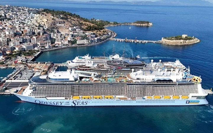 Tatil kentine 4 kruvaziyer yanaştı! Limandan sokaklara akın ettiler...