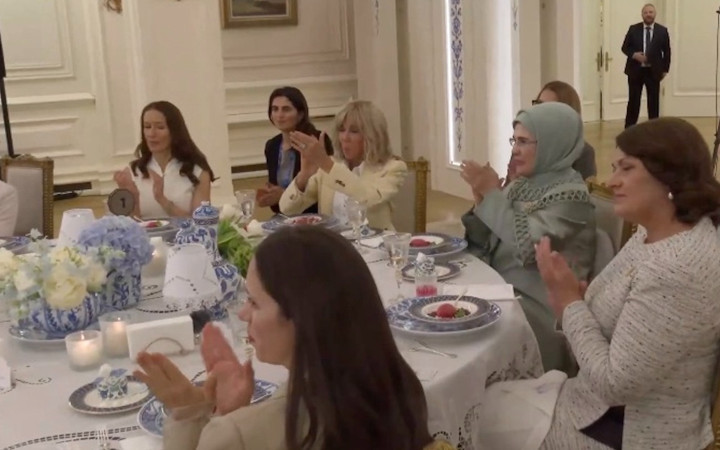 Görüntüler ilk kez yayınlandı! Lider eşleri Ajda Pekkan'ı dinledi...