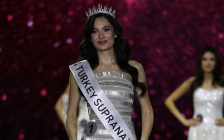Gururumuz oldu! İlayda Güvenç Miss Supramodel etabında Avrupa birincisi oldu