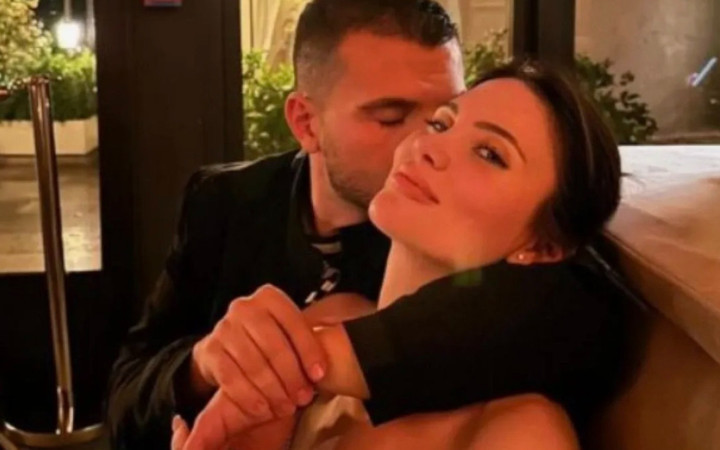 Ali Biçim ve sevgilisi Şazer Altındoğan aşk tatilinde! Denizde romantik anlar...