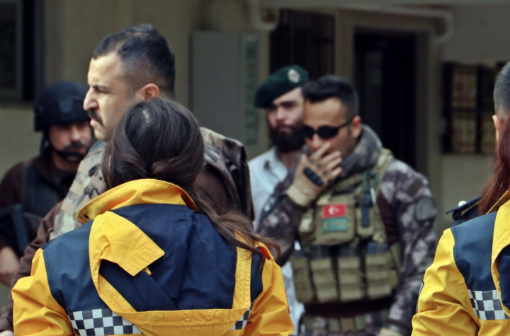 Sinir krizi geçiren genci Özel Harekat Polisi böyle ikna etti - Resim: 1