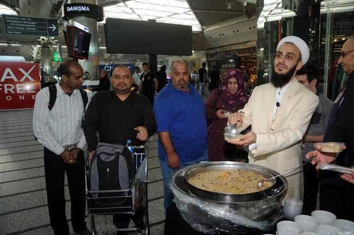 Havalimanında aşure dağıtıldı - Resim: 1