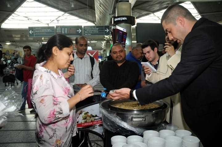Havalimanında aşure dağıtıldı - Resim: 2