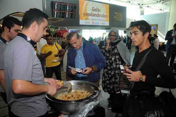 Havalimanında aşure dağıtıldı - Resim: 3