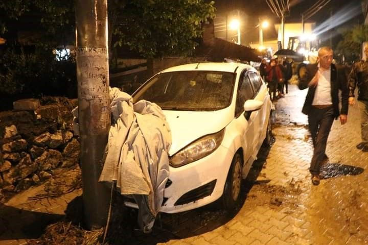 Burdur’da sağanak sele neden oldu! Dereler taştı, iş yerleri sular altında kaldı - Resim: 2