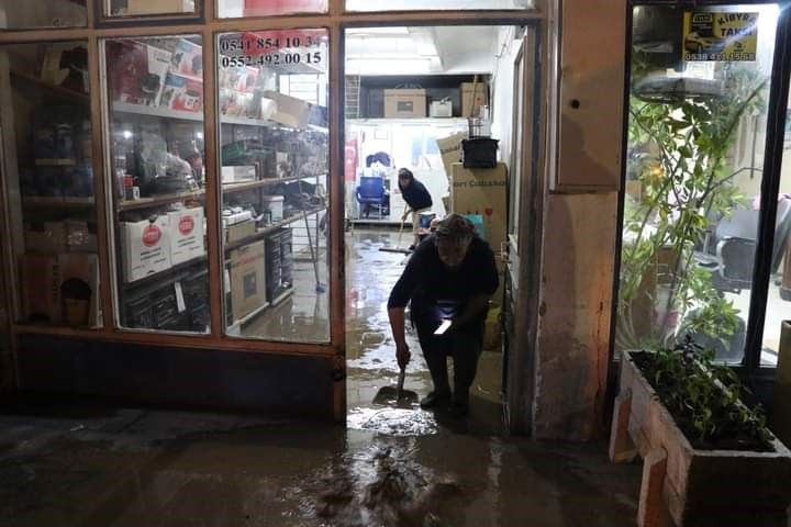 Burdur’da sağanak sele neden oldu! Dereler taştı, iş yerleri sular altında kaldı - Resim: 3