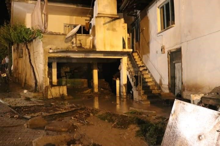 Burdur’da sağanak sele neden oldu! Dereler taştı, iş yerleri sular altında kaldı - Resim: 4