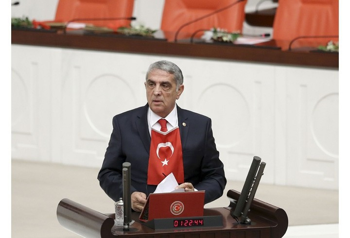 Boynunda bayrakla yemin etti - Resim: 1