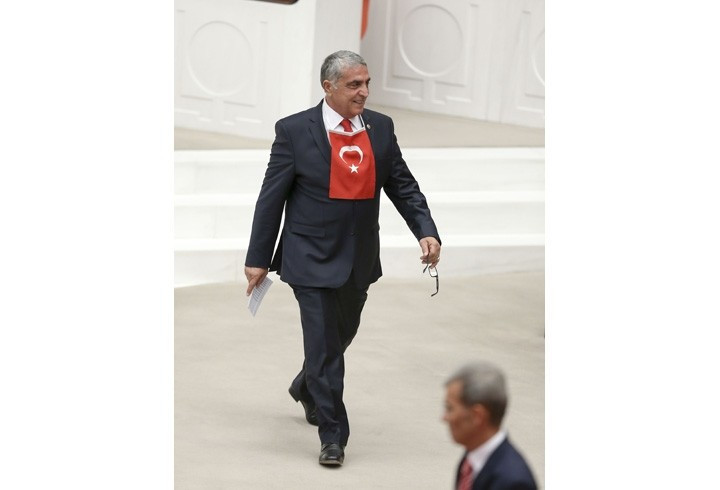 Boynunda bayrakla yemin etti - Resim: 3