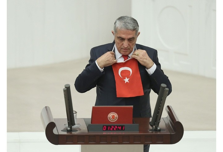 Boynunda bayrakla yemin etti - Resim: 4