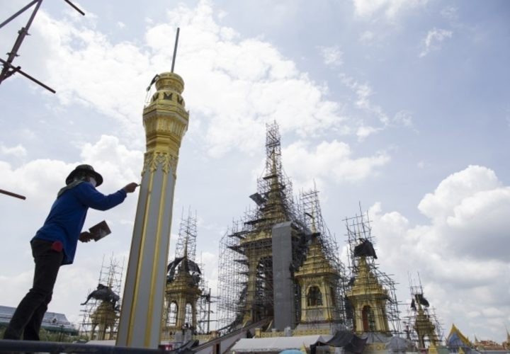 Kralı yakmak için saray inşa  ediyorlar - Resim: 2