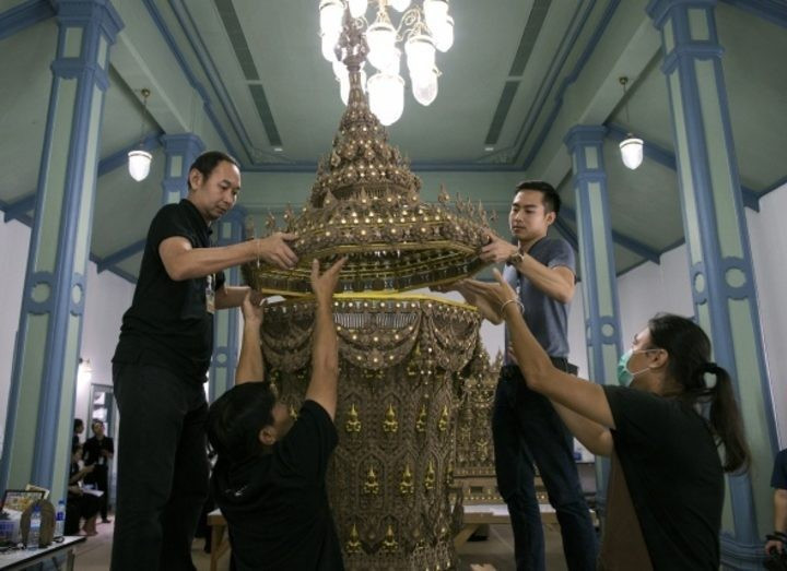 Kralı yakmak için saray inşa  ediyorlar - Resim: 1