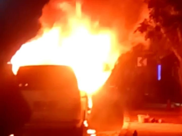 Park halindeki araç alevler içinde kaldı - Resim: 4