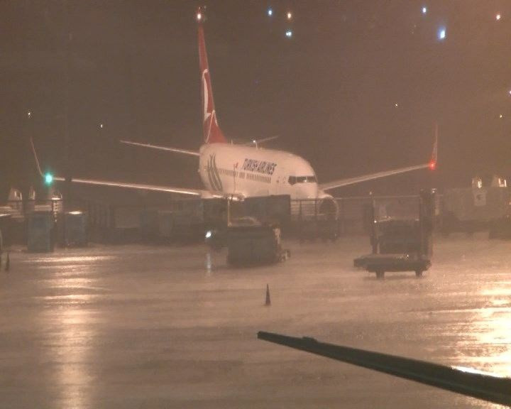 Şiddetli yağış hava trafiğini olumsuz etkiledi! - Resim: 1