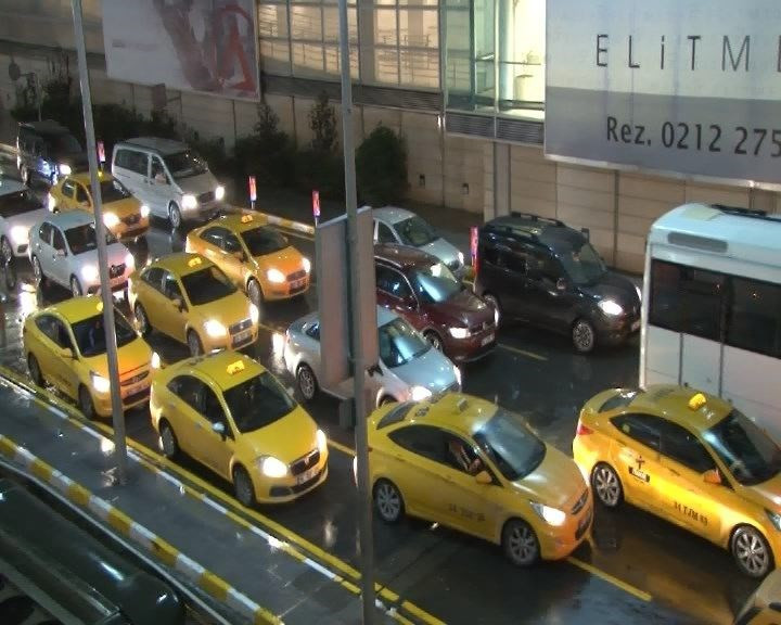 Şiddetli yağış hava trafiğini olumsuz etkiledi! - Resim: 3