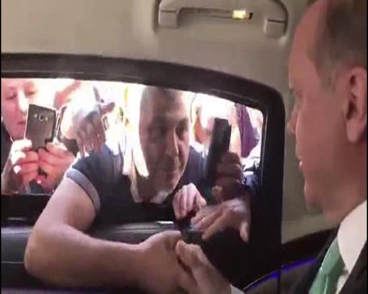 Erdoğan'ın aracının camından kafasını uzatıp böyle seslendi - Resim: 1