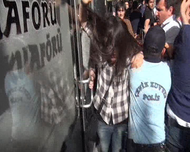 Alperenler'den eylemci kızlara saldırı - Resim: 2