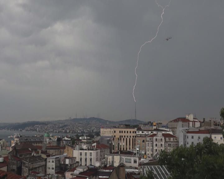 Çamlıca'ya yıldırım işte böyle düştü - Resim: 1