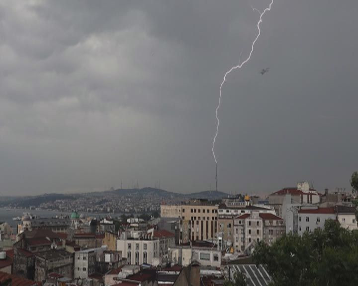 Çamlıca'ya yıldırım işte böyle düştü - Resim: 3