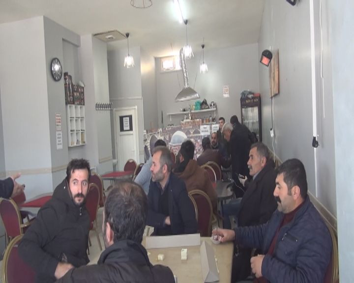 İstanbul Esenyurt'ta kapalı olması gereken kahvehanede okey oynarken yakalandılar - Resim: 1