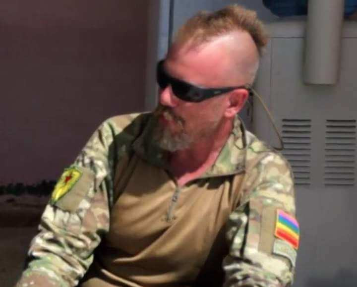 PKK'nın "renkli" komutanı... Kolundaki armaya dikkat... - Resim: 1