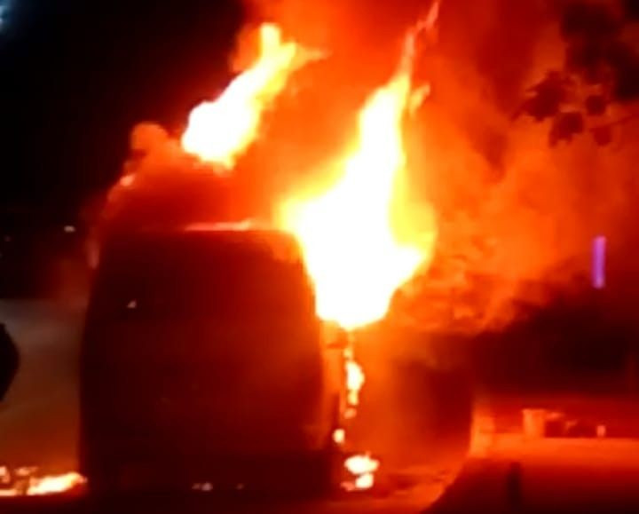 Park halindeki araç alevler içinde kaldı - Resim: 1