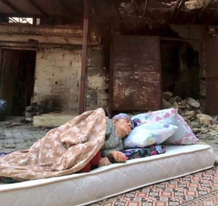 Demet Akalın sözünü tuttu evi yanan Fatma Teyze'nin evini yaptı döşedi - Resim: 1