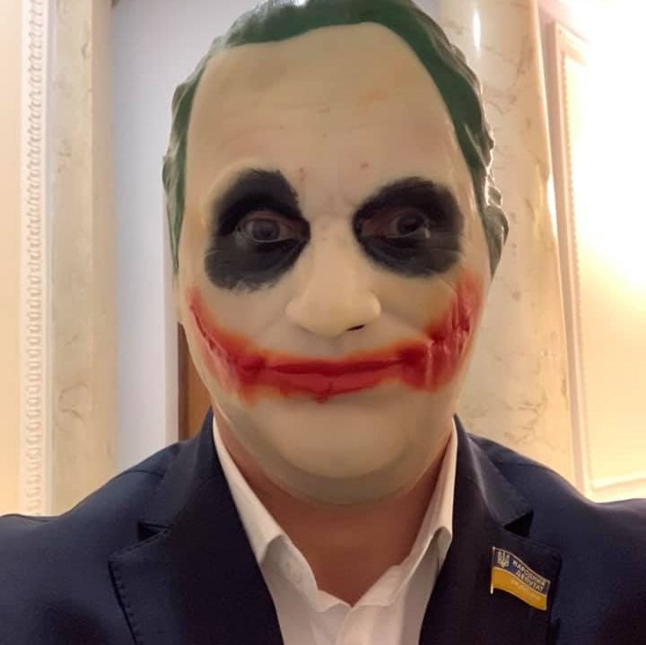 Ukrayna’da bir milletvekili parlamentoya Joker maskesiyle geldi - Resim: 4