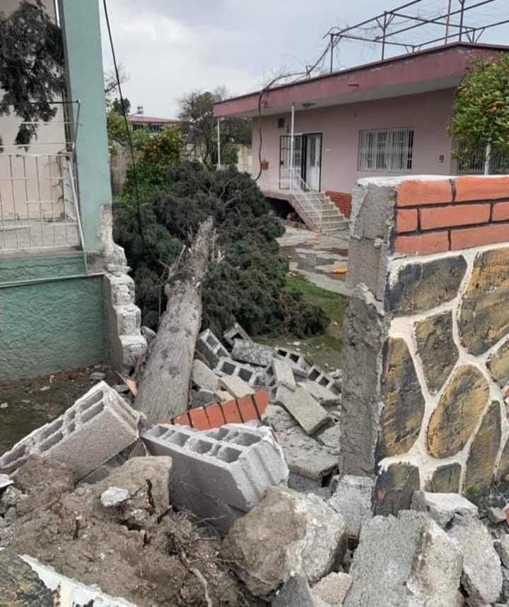 Hatay'da fırtına kabusu! Çatılar uçtu ağaçlar devrildi: Okullar tatil edildi - Resim: 3