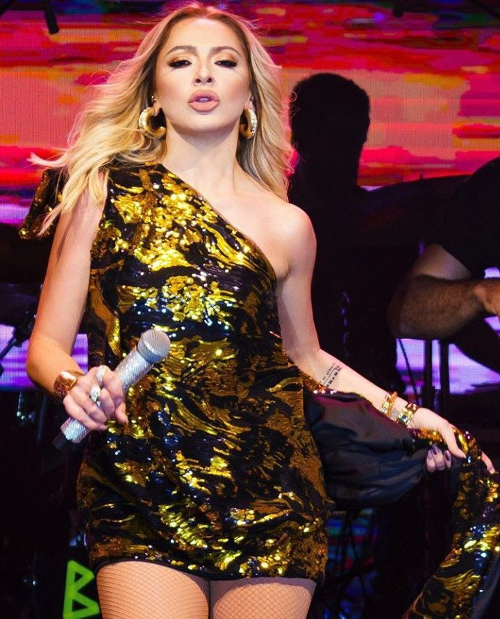 Hadise yine sınırları zorladı! Sahne şovuna eleştiri yağdı... - Resim: 2