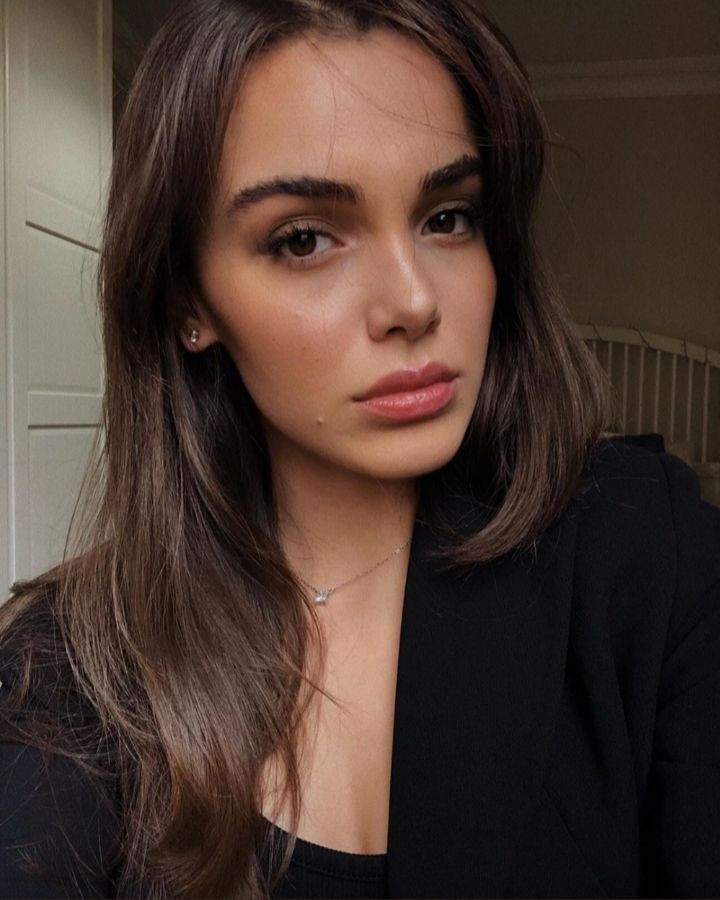 Sevişme sahnesi olay olmuştu yeni açıklama geldi göğüs dekolteli pozları olay! - Resim: 1