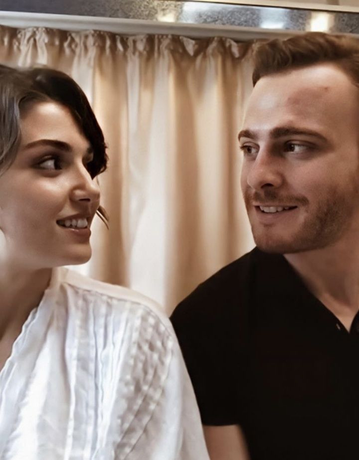 Hande Erçel ve Kerem Bürsin fena yakalandı gören gözlerine inanamadı - Resim: 2