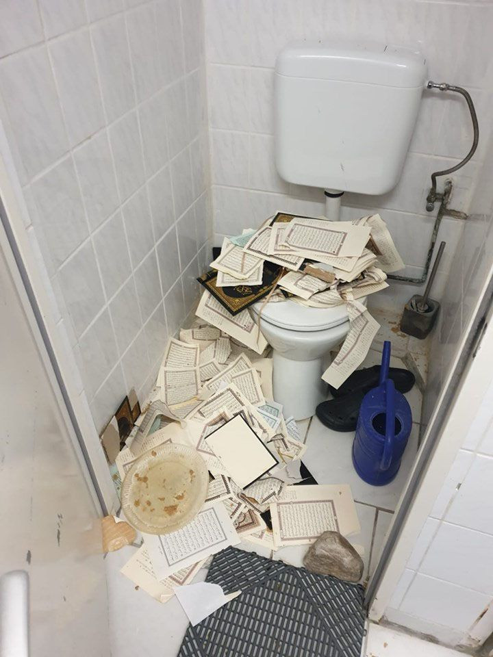 İslam'a iğrenç saldırı! Kuran sayfalarını yırtıp klozetin üzerine koydular - Resim: 3