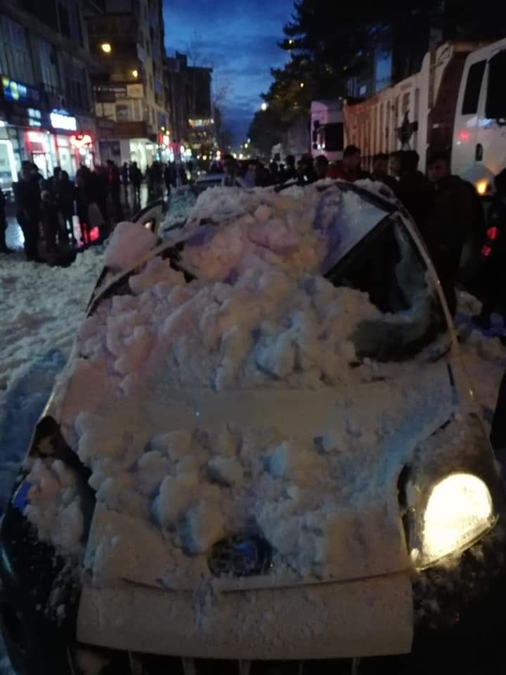 Bitlis'te çatıdan düşen kar kütlesi araçları kullanılamaz hale getirdi - Resim: 4