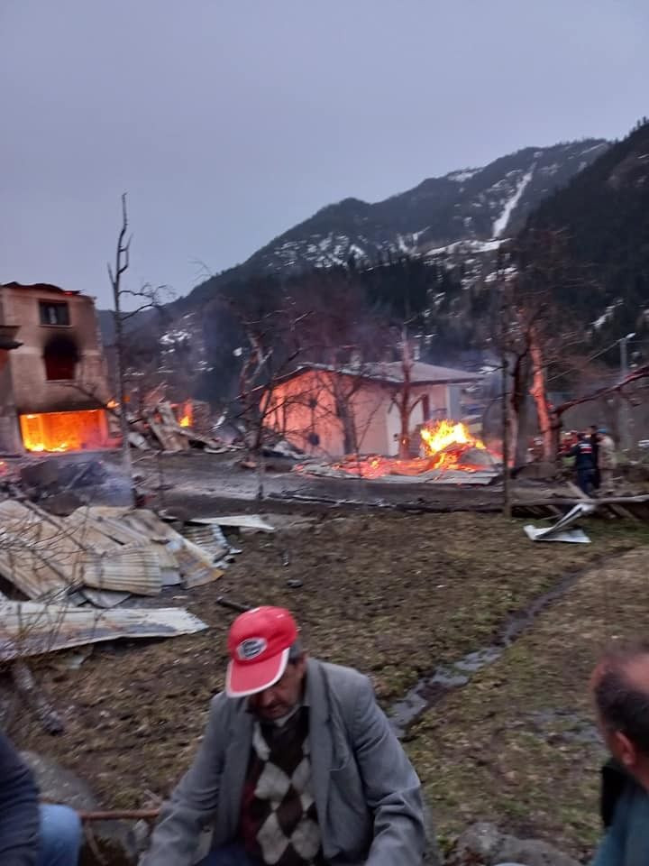Artvin’de yangın felaketi! Köy evinde başlayan yangın 6 evi kül etti 1 kişi öldü - Resim: 2