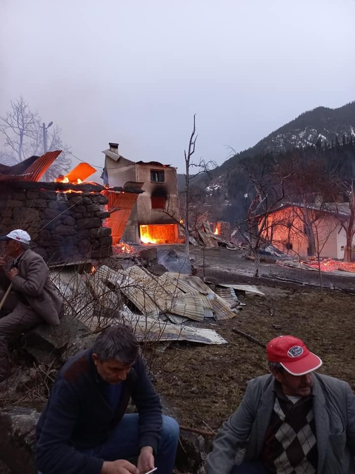 Artvin’de yangın felaketi! Köy evinde başlayan yangın 6 evi kül etti 1 kişi öldü - Resim: 4