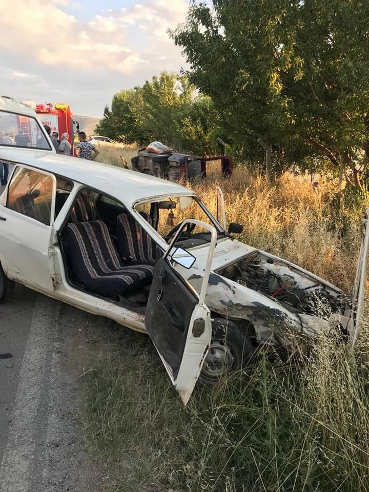 Çocukları dikkatini dağıtan anne kaza yaptı 6 aylık bebeği öldü 4 yaralı - Resim: 4