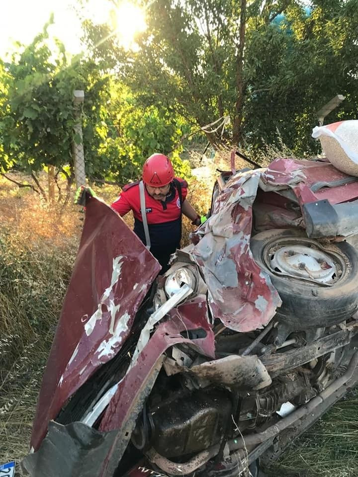 Çocukları dikkatini dağıtan anne kaza yaptı 6 aylık bebeği öldü 4 yaralı - Resim: 2