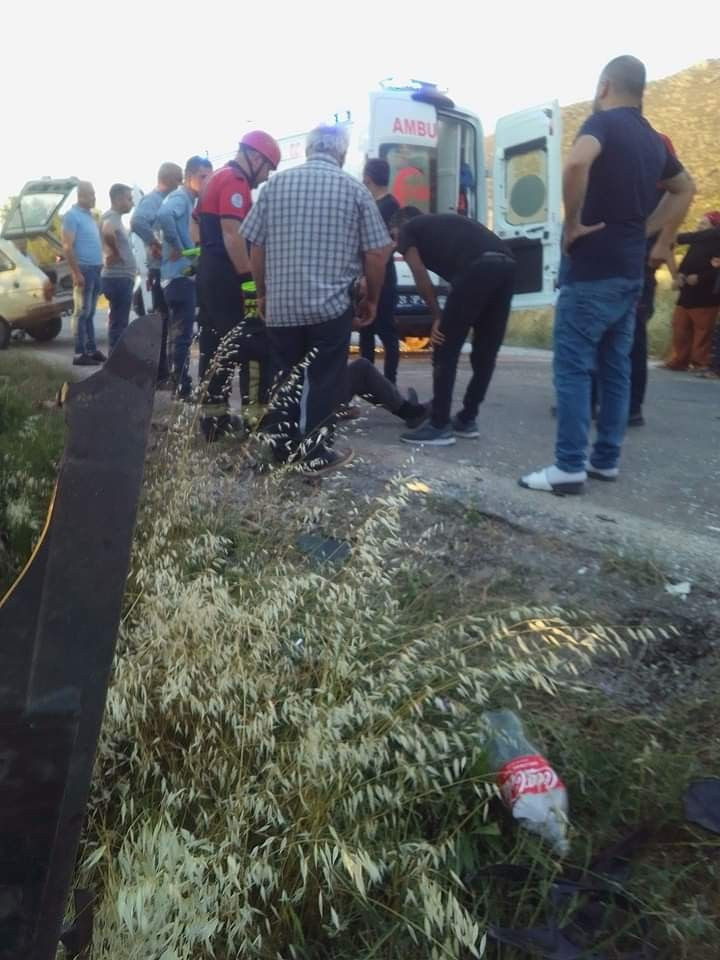 Çocukları dikkatini dağıtan anne kaza yaptı 6 aylık bebeği öldü 4 yaralı - Resim: 1