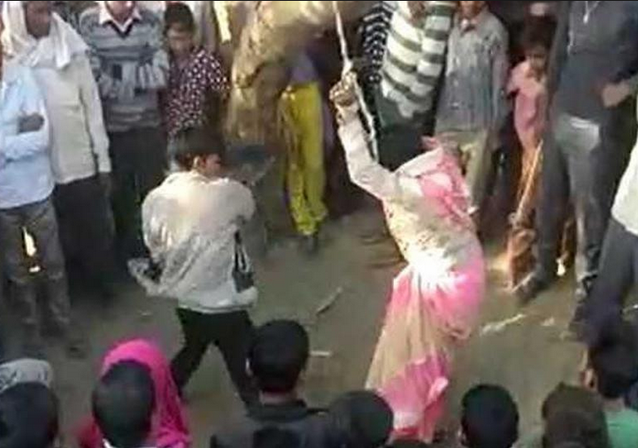 Kadını ellerinden bağladı sokakta kırbaçladı sonra herkes tecavüz... - Resim: 2